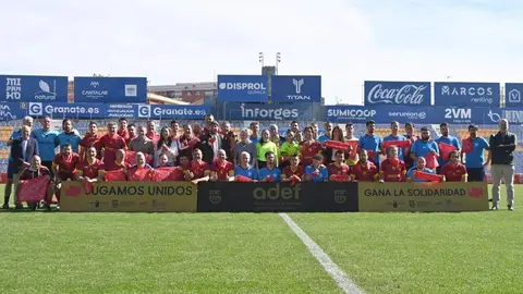 Foto de familia del partido de f&uacute;tbol solidario organizado por la Federaci&oacute;n de F&uacute;tbol de la Regi&oacute;n de Murcia a beneficio de la Fundaci&oacute;n Aladina