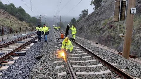 Varios operarios durante las obras de reparaci&oacute;n de las v&iacute;as en Adamuz, a 30 de enero de 2026, en Adamuz, C&oacute;rdoba, Andaluc&iacute;a (foto: EP)