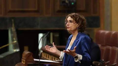 La vicepresidenta primera y ministra de Hacienda, Mar&iacute;a Jes&uacute;s Montero, interviene durante una sesi&oacute;n de control al Gobierno, en el Congreso de los Diputados, a 18 de marzo de 2026, en Madrid (Espa&ntilde;a).