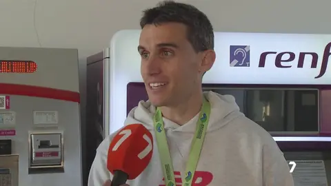 Mariano Garc&iacute;a llega a Murcia tras proclamarse campe&oacute;n del mundo en 1.500 metros (foto: La 7)