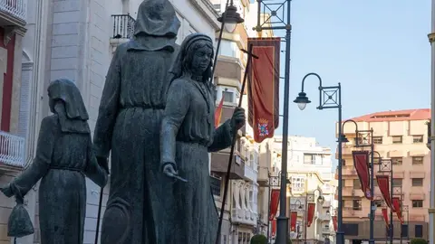Cartagena se engalana para la Semana Santa con un centenar de estandartes en el recorrido de las procesiones
- AYUNTAMIENTO DE CARTAGENA