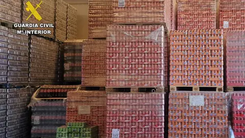 Imagen del almc&eacute;n donde la Guardia Civil ha intervenido m&aacute;s de 200.000 latas de bebidas con deficiencias en el etiquetado
- GUARDIA CIVIL