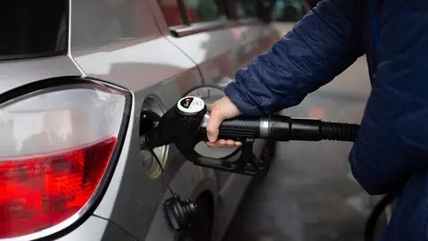 Archivo - Un hombre reposta gasolina
- David Zorrakino - Europa Press - Archivo