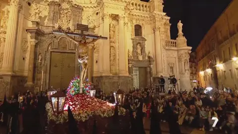 La Fe y la Caridad llenan de marr&oacute;n y corinto las calles de Murcia este S&aacute;bado de Pasi&oacute;n