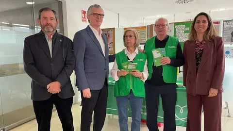 El consejero de Salud, Juan Jos&eacute; Pedre&ntilde;o, visita el centro de salud de El Ranero con motivo del D&iacute;a Mundial contra el C&aacute;ncer de Colon (foto: CARM)