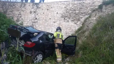 Herido el conductor de un veh&iacute;culo tras precipitarse por un desnivel en Moratalla (foto: 112)