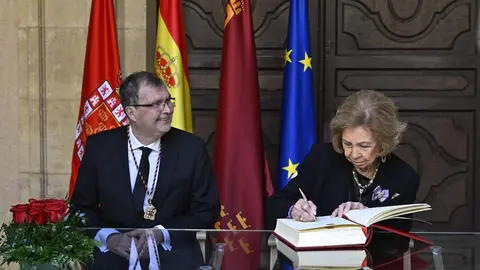La Reina Sof&iacute;a deja su huella en Murcia firmando en el Libro de Oro del Ayuntamiento