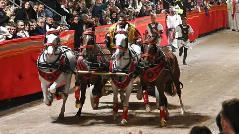 L&oacute;pez Miras, subido a la cu&aacute;driga en este Viernes Santo