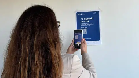 Una ciudadana, haciendo uso de los c&oacute;digos QR instalados para sustituir los buzones f&iacute;sicos