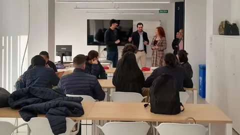 La directora general del SEF, Pilar Valero, durante una visita a alumnos.