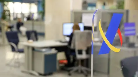 Una empleada trabaja en una oficina de la Agencia Tributaria