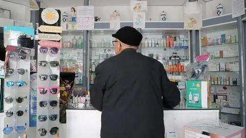 Una persona en una farmacia