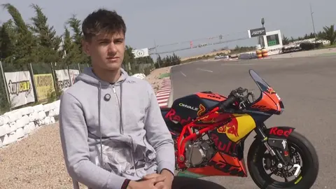&Aacute;lvaro Carpe, piloto murciano de Moto3, en una entrevista para La 7 Deportes (foto: La 7)