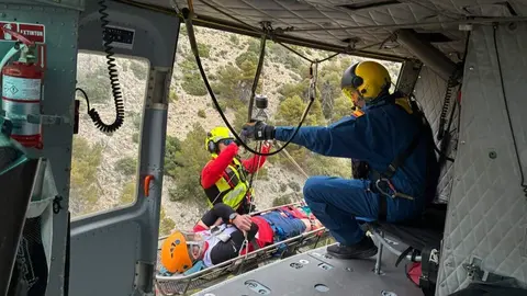 Rescatan en helic&oacute;ptero a un hombre de 52 a&ntilde;os herido en Sierra Espu&ntilde;a (foto: 112 Regi&oacute;n de Murcia)