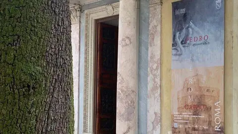Imagen del acceso a la exposici&oacute;n con el cartel de la exposici&oacute;n