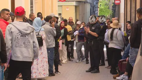Largas colas desde la madrugada para iniciar los tr&aacute;mites de regularizaci&oacute;n de inmigrantes en Jumilla