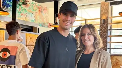 Carlos Alcaraz, nominado a mejor deportista en los Premios Laureus 2026, que se celebran en Madrid, en un conocido restaurante de la provincia de Albacete (foto: @loschopos_ en Instagram)