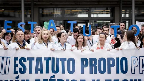 M&eacute;dicos durante una concentraci&oacute;n