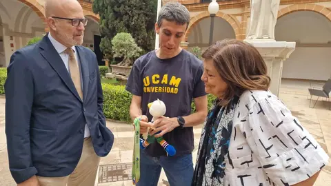 El atleta de Cuevas de Reyllo, primer hombre en ser campe&oacute;n del mundo en pista cubierta en 800 y 1.500 metros, as&iacute; se lo ha trasladado esta ma&ntilde;ana en Los Jer&oacute;nimos a la presidenta la Universidad Cat&oacute;lica de Murcia, en la que estudia el Grado en CAFD