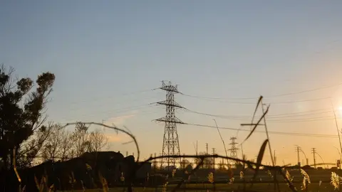 Imagen de archivo de un poste el&eacute;ctrico (foto: EP)