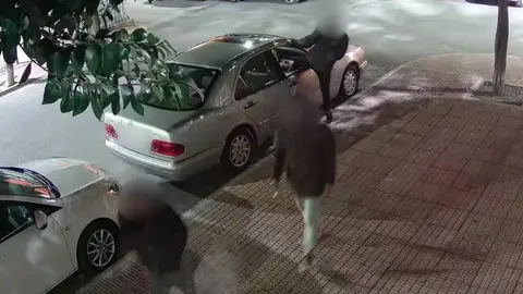 Imagen de una c&aacute;mara de seguridad en la que se ve a los detenido robando en un veh&iacute;culo (foto: GC)