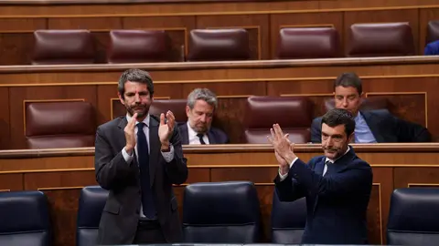 El ministro de Cultura, Ernest Urtasun (i), y el ministro de Derechos Sociales, Consumo y Agenda 2030, Pablo Bustinduy (d), durante una sesi&oacute;n plenaria en el Congreso, a 28 de abril de 2026, en Madrid (Espa&ntilde;a).
- Matias Chiofalo - Europa Press