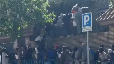 La Polic&iacute;a Nacional evita un intento de asalto en la Embajada de Gambia en Madrid durante la tramitaci&oacute;n de certificados (foto: Jupol)