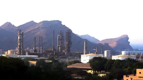 Imagen de archivo de una refiner&iacute;a de petr&oacute;leo situada en la costa de Om&aacute;n. (Foto: Agencias)
