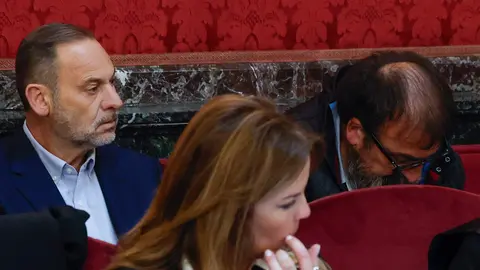 El exministro Jos&eacute; Luis &Aacute;balos (i) y su exasesor Koldo Garc&iacute;a (d) en el banquillo de los acusados durante el juicio por el 'caso mascarillas' en el Tribunal Supremo. (Foto: EP)