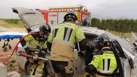 Herido un conductor tras salirse de la v&iacute;a y quedar atrapado en la pedan&iacute;a lorquina de Almendricos | Foto: 112