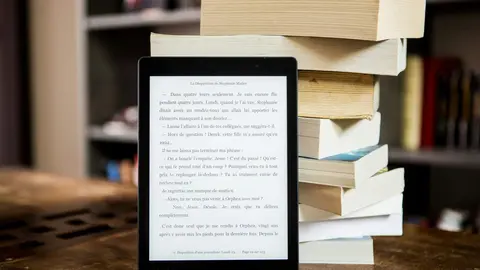 Libro digital y libros impresos | Imagen de archivo