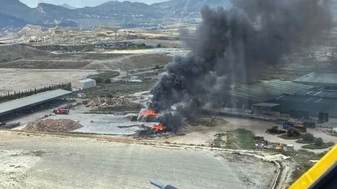 Incendio en un vertedero, en Lorca (foto: 1-1-2)