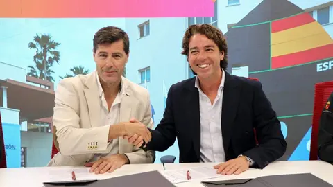 El director general de Deportes, Fran S&aacute;nchez, y el presidente de la Real Federaci&oacute;n Espa&ntilde;ola de Atletismo, Ra&uacute;l Chapado, hoy, durante el acto de firma del acuerdo
- CARM