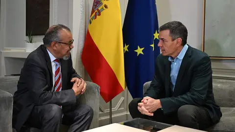 Imagen de archivo del presidente del Gobierno, Pedro S&aacute;nchez, con el director general de la Organizaci&oacute;n Mundial de la Salud (OMS), Tedros Adhanom Ghebreyesus, para analizar la llegada del crucero 'MV Hondius' afectado por un brote de hantavirus (foto: EP)