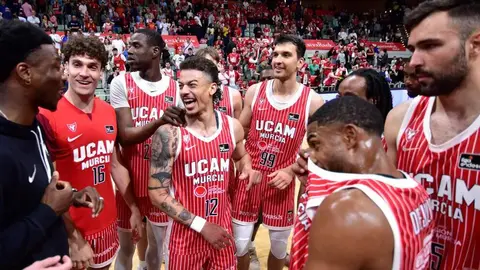 El UCAM Murcia celebra en casa su victoria n&uacute;mero 22 en la Liga Endesa (foto: UCAM Murcia CB)