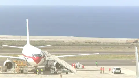 Avi&oacute;n con los espa&ntilde;oles del MV Hondius en el Aeropuerto de Tenerife Sur (foto: Agencias)