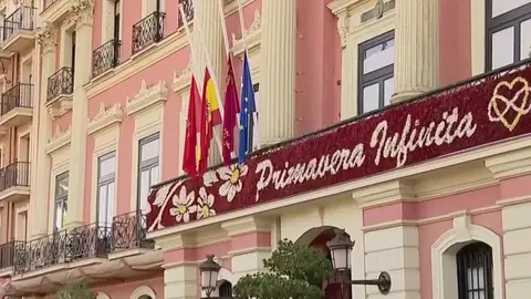 Banderas a media asta en el Ayuntamiento de Murcia (foto: La 7)