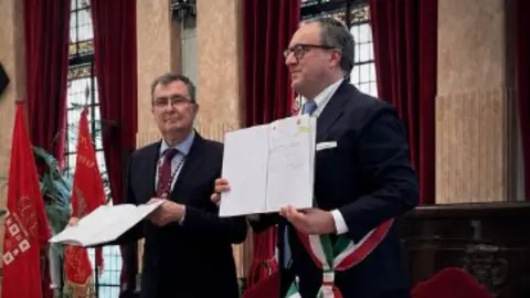 Jos&eacute; Ballesta, junto al alcalde de  Santa Maria Capua Vetere, Antonio Mirra (foto: Ayuntamiento de  Santa Maria Capua Vetere)