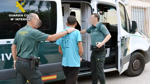 Imagen de uno de los detenidos subiendo al furg&oacute;n de la Guardia Civil. (foto: Guardia Civil)