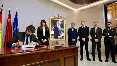 Fernando L&oacute;pez Miras firma en el libro de condolencias del alcalde Ballesta