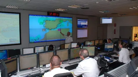Imagen de la sala del COVAM: desde aqu&iacute; se vigilan las aguas espa&ntilde;olas o de especial inter&eacute;s para el pa&iacute;s permanentemente (foto FAM)