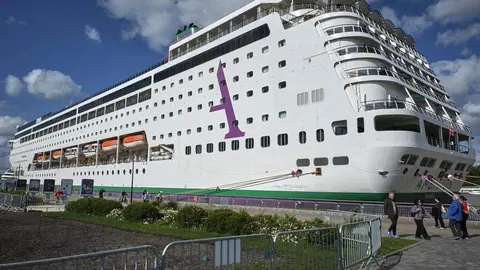 El crucero 'Ambition' atracado en el Puerto de Burdeos (foto: Agencias)