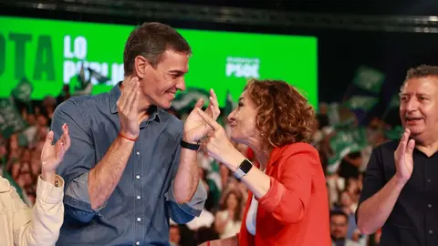 El secretario general del PSOE y presidente del Gobierno, Pedro S&aacute;nchez, junto a la secretaria general del PSOE-A y candidata a la Presidencia de la Junta, Mar&iacute;a Jes&uacute;s Montero, tras finalizar el acto de cierre de campa&ntilde;a de los socialistas andaluces.