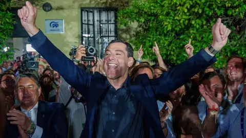 El candidato del PP-A a la reelecci&oacute;n como presidente de la Junta, Juanma Moreno, ha celebrado la "importante victoria" obtenida por su partido en las elecciones andaluzas de este domingo