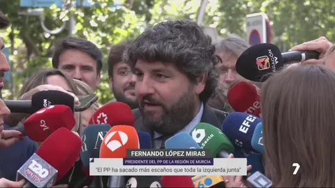 Fernando L&oacute;pez Miras en la puerta de la sede nacional del PP en la calle G&eacute;nova de Madrid (foto: La 7