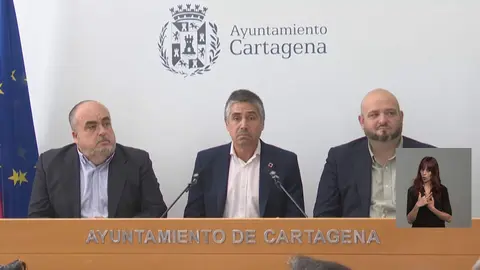 Las tres formaciones pol&iacute;ticas que promueven la moci&oacute;n de censura en Cartagena, junto a los dos ediles que salieron de Vox (foto: La 7)