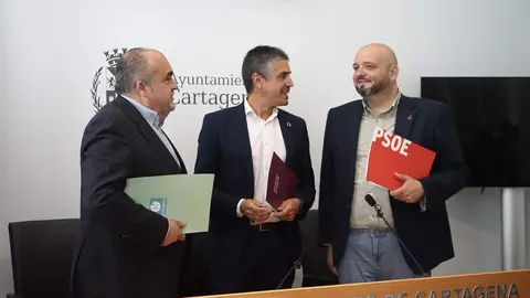 El portavoz del Grupo Municipal MC Cartagena, Jes&uacute;s Gim&eacute;nez Gallo, y sus hom&oacute;logos Manolo Torres, del PSOE, y Juan Pedro Torralba, de S&iacute; Cartagena, durante una rueda de prensa conjunta
- MC CARTAGENA