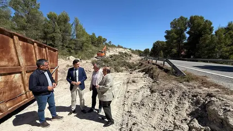 El consejero de Fomento e Infraestructuras, Jorge Garc&iacute;a Montoro, junto al alcalde de Moratalla, Juan Soria