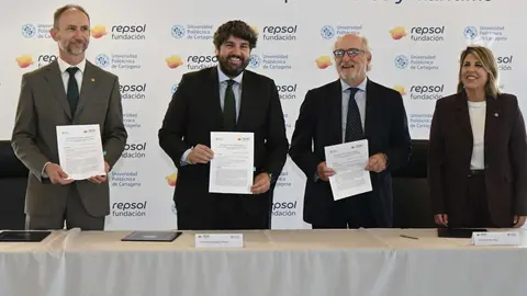 El presidente Fernando L&oacute;pez Miras firma junto al presidente de Repsol, Antonio Brufau, y al rector de la UPCT, Mathieu Kessler, la nueva c&aacute;tedra