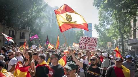 Manifestante porta pancarta con lema 'S&aacute;nchez, el ayatol&aacute; de los corruptos, a la c&aacute;rcel'.